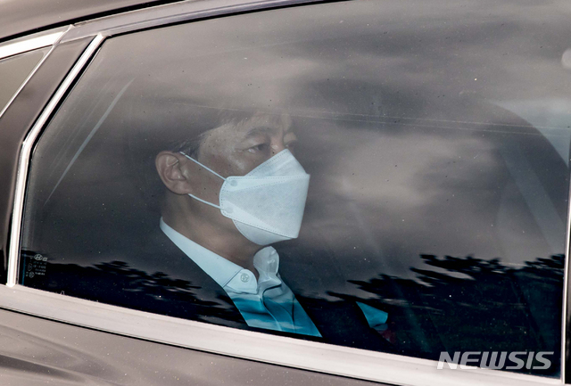 [서울=뉴시스]배훈식 기자 = 직권남용권리행사방해 혐의로 불구속 기소된 이성윤 서울중앙지방검찰청장이 17일 오전 서울 서초구 서울중앙지검으로 출근하고 있다. 2021.05.17.(공동취재사진) photo@newsis.com