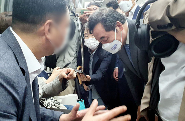 [서울=뉴시스]최동준 기자 = 더불어민주당 이낙연 전 대표가 17일 김포시 장기역에서 김포공항역까지 김포골드라인을 탑승해 한 시민 의견을 듣고 있다. 앞서 인천 검단·경기 김포 시민들로 구성된 김포검단교통시민연대는 출·퇴근 시간대 극도로 혼잡한 경전철을 직접 경험해보는 '김포골드라인 릴레이 챌린지'를 제안했다. (사진=이낙연 전 대표 측 제공) 2021.05.17. photo@newsis.com