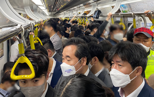 [서울=뉴시스]최동준 기자 = 더불어민주당 이낙연 전 대표가 17일 김포시 장기역에서 김포공항역까지 김포골드라인을 탑승하고 있다. 앞서 인천 검단·경기 김포 시민들로 구성된 김포검단교통시민연대는 출·퇴근 시간대 극도로 혼잡한 경전철을 직접 경험해보는 '김포골드라인 릴레이 챌린지'를 제안했다. (사진=이낙연 전 대표 측 제공) 2021.05.17. photo@newsis.com