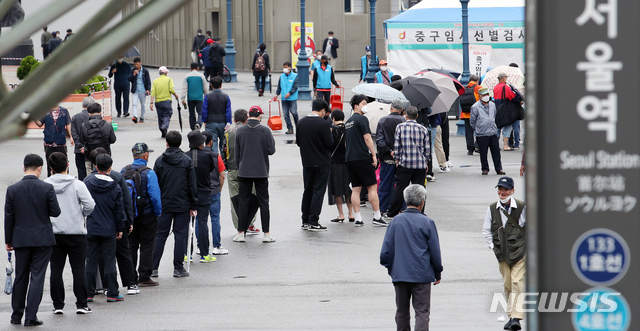 [서울=뉴시스]조성우 기자 = 국내 신종 코로나바이러스 감염증(코로나19) 신규 확진자가 619명으로 사흘째 600명대를 보인 17일 오전 서울 중구 서울역 임시선별검사소를 찾은 시민들이 검사를 받기 위해 줄을 서고 있다. 2021.05.17. xconfind@newsis.com