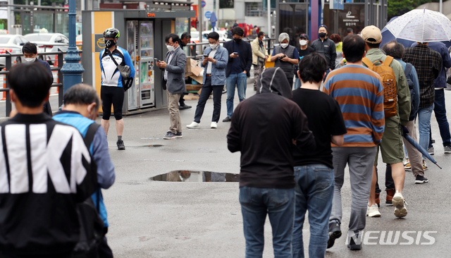 [서울=뉴시스]조성우 기자 = 국내 신종 코로나바이러스 감염증(코로나19) 신규 확진자가 619명으로 사흘째 600명대를 보인 17일 오전 서울 중구 서울역 임시선별검사소를 찾은 시민들이 검사를 받기 위해 줄을 서고 있다. 2021.05.17. xconfind@newsis.com