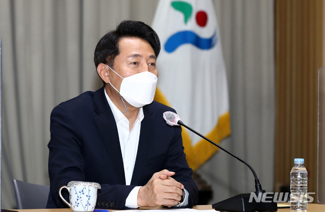 [서울=뉴시스]이영환 기자 = 오세훈 서울시장이 17일 오전 서울 중구 서울시청 대회의실에서 취임 한달을 맞아 기자간담회를 하고 있다. 2021.05.17. 20hwan@newsis.com