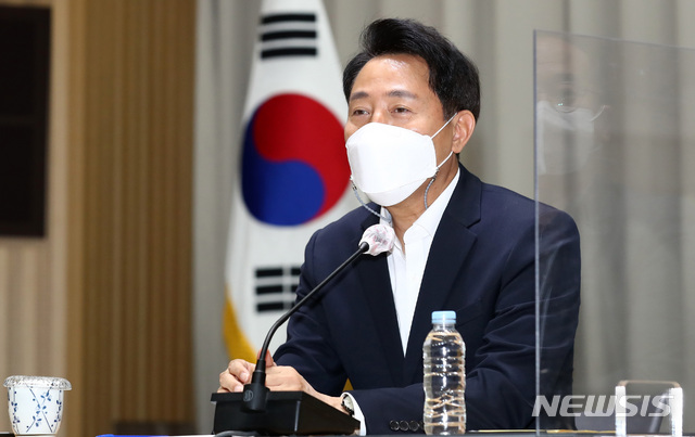 [서울=뉴시스]이영환 기자 = 오세훈 서울시장이 17일 오전 서울 중구 서울시청 대회의실에서 취임 한달을 맞아 기자간담회를 하고 있다. 2021.05.17. 20hwan@newsis.com