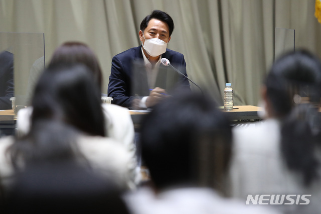 [서울=뉴시스]이영환 기자 = 오세훈 서울시장이 17일 오전 서울 중구 서울시청 대회의실에서 취임 한달을 맞아 기자간담회를 하고 있다. (공동취재사진) 2021.05.17. photo@newsis.com