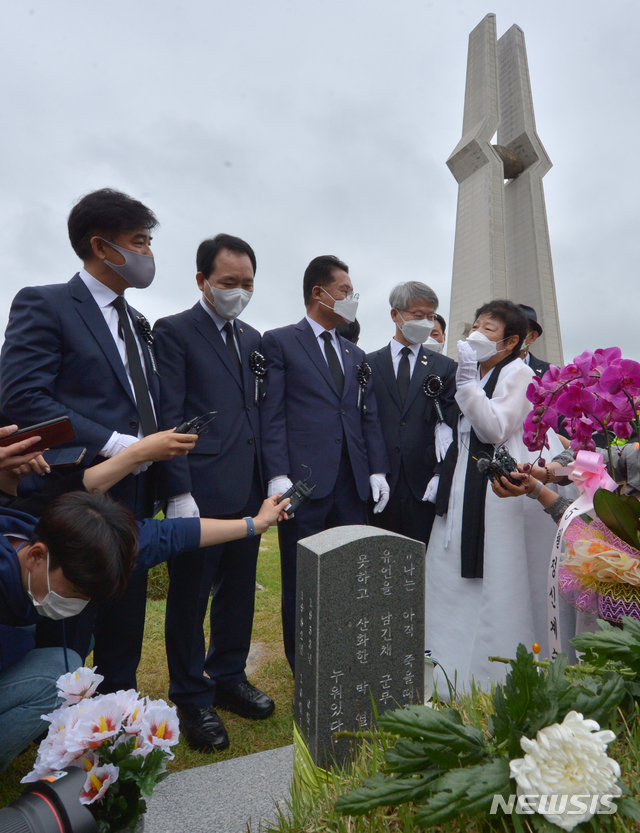 [광주=뉴시스] 변재훈 기자 = 여·야 국회의원들이 5·18민주화운동 41주기를 하루 앞둔 17일 광주 북구 운정동 국립 5·18민주묘지에서 열린 5·18민중항쟁 추모제에 참석한 직후 박관현 열사 묘 앞에서 유족과 대화하고 있다. 이날 5·18 유족회 주관 행사인 추모제에 보수정당이 최초로 초청 받아 국민의힘 정운천·성일종 의원이 참석했다. 2021.05.17. wisdom21@newsis.com