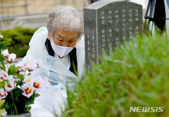 [광주=뉴시스] 김혜인 기자 = 5·18민주화운동 41주년 추모제가 열린 17일 오전 광주 북구 운정동 국립5·18민주묘지에서 유족이 열사의 묘지를 찾아 참배하고 있다. 2021.05.17.hyein0342@newsis.com