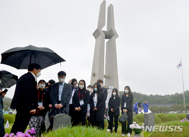 [광주=뉴시스] 김혜인 기자 = 위덕대학교 총학생회가 17일 오후 광주 북구 운정동 국립5·18민주묘지를 찾아 참배하고 있다.2021.05.17.hyein0342@newsis.com