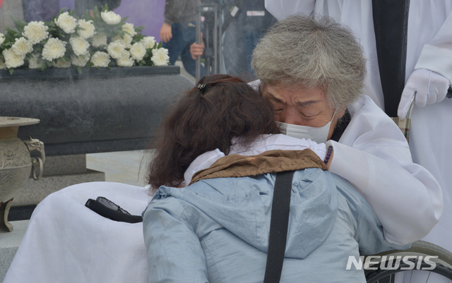 [광주=뉴시스] 변재훈 기자 = 5·18민주화운동 41주기를 하루 앞둔 17일 광주 북구 운정동 국립 5·18민주묘지에서 5·18민중항쟁 추모제가 열린 가운데 흰 소복을 입은 오월어머니가 헌화 직후 오열하고 있다. 2021.05.17. wisdom21@newsis.com