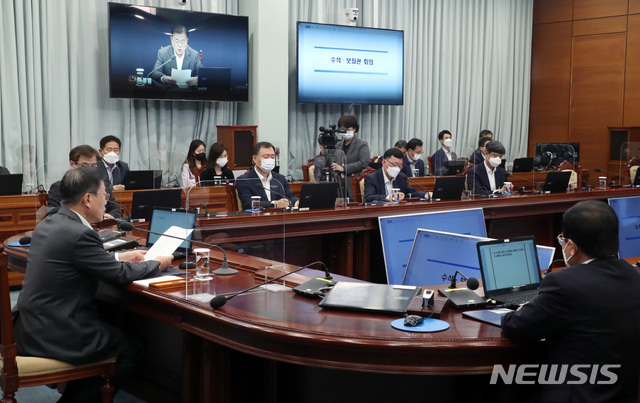 [서울=뉴시스]박영태 기자 = 문재인 대통령이 17일 오후 청와대 여민관에서 열린 수석보좌관회의에 참석해 발언하고 있다. 2021.05.17. since1999@newsis.com