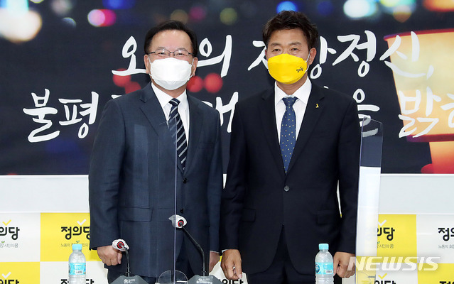 [서울=뉴시스]최동준 기자 = 김부겸 국무총리가 17일 서울 여의도 국회에서 정의당 여영국 대표를 예방해 기념촬영을 하고 있다. (공동취재사진) 2021.05.17. photo@newsis.com