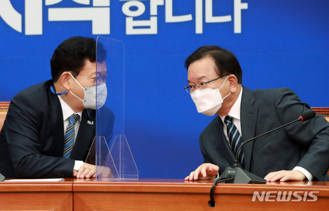 [서울=뉴시스]최동준 기자 = 김부겸 국무총리가 17일 서울 여의도 국회에서 송영길 더불어민주당 대표를 예방해 대화하고 있다. (공동취재사진) 2021.05.17. photo@newsis.com