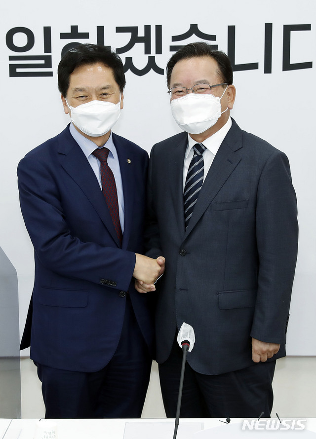 [서울=뉴시스]최동준 기자 = 김부겸 국무총리가 17일 서울 여의도 국회에서 국민의힘 김기현 대표 권한대행 겸 원내대표를 예방해 기념촬영을 하고 있다. 2021.05.17. photocdj@newsis.com