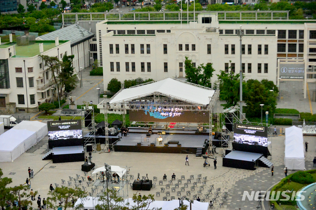 [광주=뉴시스] 김혜인 기자 = 17일 오후 광주 동구 금남로 5·18민주광장에서 제41주년 5·18민중항쟁 전야제 준비가 진행되고 있다.2021.05.17.hyein0342@newsis.com