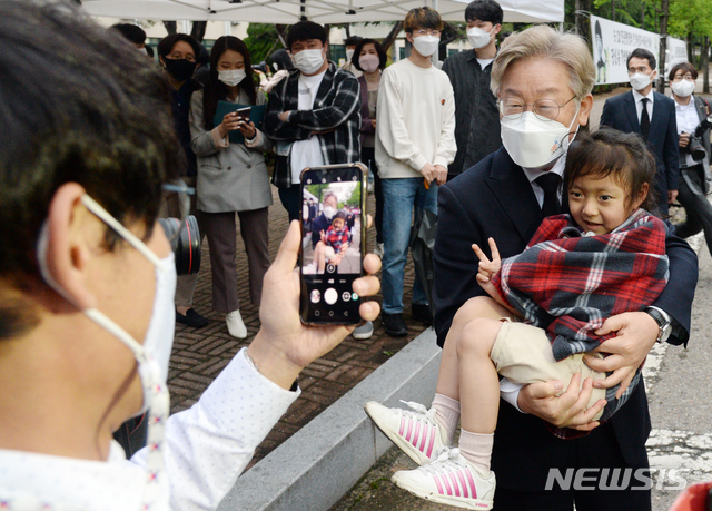 [전주=뉴시스]김얼 기자 = 이재명 경기도지사가 17일 전북 전주시 전북대학교에서 열린 제41주년 5.18 민중항쟁 전북기념식 및 이세종 열사 추모식에 참석해 시민들과 사진을 찍고 있다. 2021.05.17. pmkeul@newsis.com