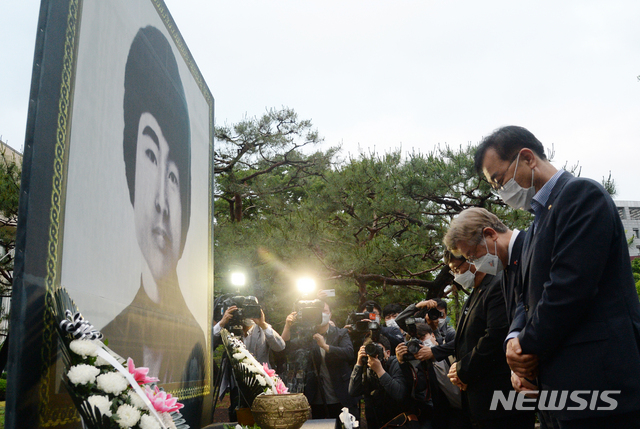 [전주=뉴시스]김얼 기자 = 이재명 경기도지사가 17일 전북 전주시 전북대학교에서 열린 제41주년 5.18 민중항쟁 전북기념식 및 이세종 열사 추모식에 묵념을 하고 있다. 2021.05.17. pmkeul@newsis.com