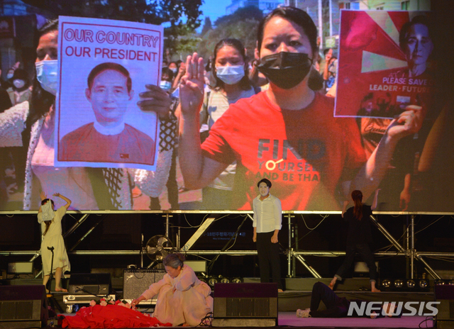 광주=뉴시스] 변재훈 기자 = 5·18민주화운동 41주기를 하루 앞둔 17일 광주 동구 5·18민주광장에서 5·18 전야제 1부 공연 '연대의 장'이 펼쳐지고 있다. 2021.05.17. wisdom21@newsis.com