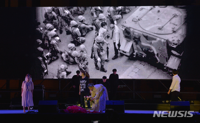 광주=뉴시스] 변재훈 기자 = 5·18민주화운동 41주기를 하루 앞둔 17일 광주 동구 5·18민주광장에서 5·18 전야제 1부 공연 '연대의 장'이 펼쳐지고 있다. 2021.05.17. wisdom21@newsis.com