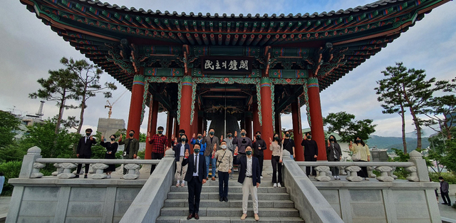 [광주=뉴시스] 신대희 기자 = 시민모임 생활ESG행동과 전국 청년들이 17일 오후 광주 동구 5·18민주광장에서 5.18㎞ 걷기 행사를 시작하기에 앞서 기념사진을 찍고 있다. 단체는 군사 정변에 맞서고 있는 미얀마 민주주의를 지지하기 위해 걷기 행사를 마련했다. (사진 = 생활ESG행동 제공) 2021.05.18. photo@newsis.com *재판매 및 DB 금지