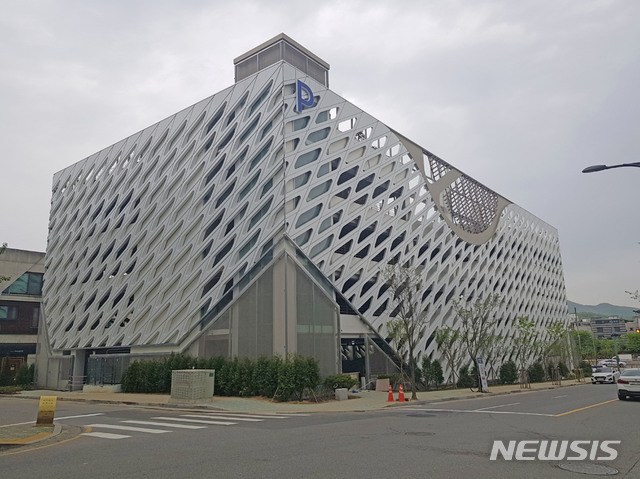 [성남=뉴시스]성남시 백현동 카페거리 공영주차장 전경