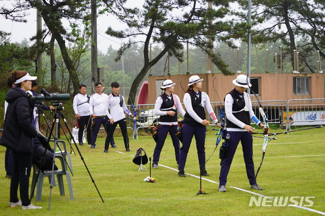 [서울=뉴시스]'도쿄 겨냥' 양궁대표팀, 바닷가 특별훈련 (사진 = 대한양궁협회 제공)