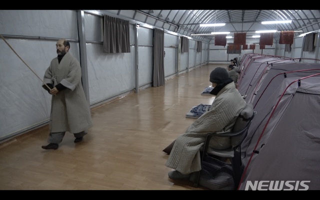 [서울=뉴시스] '천막결사' 중인 대한불교조계종 수국사 주지 호산 스님(왼쪽) (사진= 영화 '소리에 놀라지 않는 사자처럼' 영상 캡처) 2021.05.18. photo@newsis.com