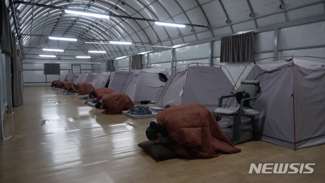 [서울=뉴시스] 천막 결사 (사진=영화 '소리에 놀라지 않는 사자처럼' 영상 캡처) 2021.05.18. photo@newsis.com&nbsp; 