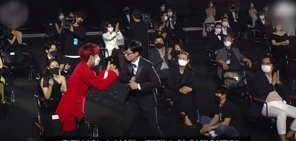 [서울=뉴시스]유재석이 제57회 백상예술대상에서 대상에 호명됐을 당시 모습(사진=방송화면 캡처)2021.05.18 photo@newsis.com *재판매 및 DB 금지