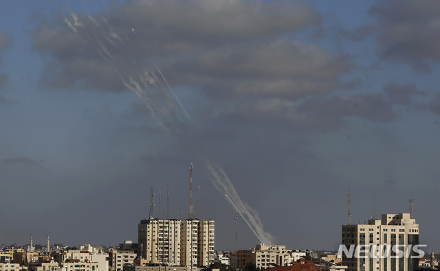 [가자=AP/뉴시스]17일(현지시간) 가자 지구에서 이스라엘 방향으로 로켓이 발사되고 있다. 2021.05.18. 