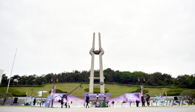 [광주=뉴시스]류형근 기자 = 18일 오전 광주 북구 운정동 국립5·18민주묘지에서 41주기 기념식이 준비되고 있다. 2021.05.18. hgryu77@newsis.com