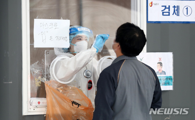 [서울=뉴시스]이영환 기자 = 18일 오전 서울 중구 서울역광장에 마련된 코로나19 임시선별검사소에서 시민들이 코로나19 검사를 받고 있다. 2021.05.18. 20hwan@newsis.com