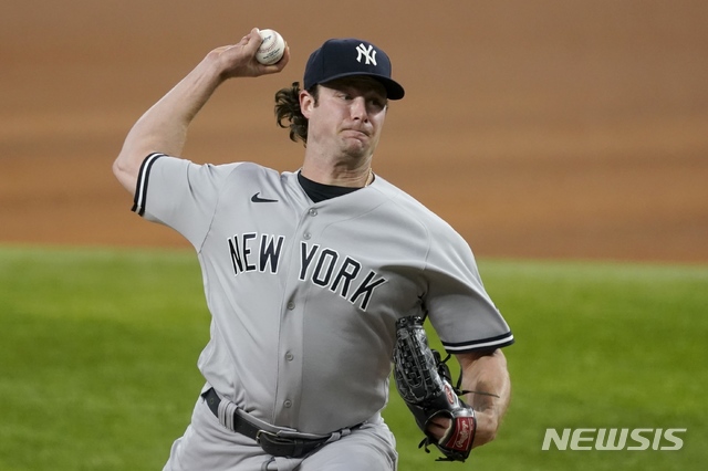 [알링턴=AP/뉴시스] 뉴욕 양키스의 게릿 콜이 18일(한국시간) 미국 텍사스주 알링턴의 글로브라이프필드에서 열린 2021 메이저리그(MLB) 텍사스 레인저스와의 경기에 선발 등판해 역투하고 있다. 2021.05.18