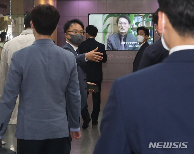 [서울=뉴시스]조수정 기자 = 조희연 서울시교육감의 해직교사 특별채용 의혹과 관련, 18일 오전 고위공직자범죄수사처(공수처)와 경찰이 압수수색을 위해 서울 종로구 서울시교육청으로 들어가고 있다. 2021.05.18. chocrystal@newsis.com