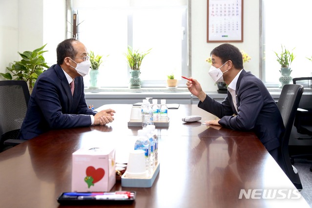 [서울=뉴시스]김진아 기자 = 한병도(오른쪽) 더불어민주당 원내수석부대표와 추경호 국민의힘 원내수석부대표가 18일 서울 여의도 국회에서 회동하고 있다. (공동취재사진) 2021.05.18. photo@newsis.com