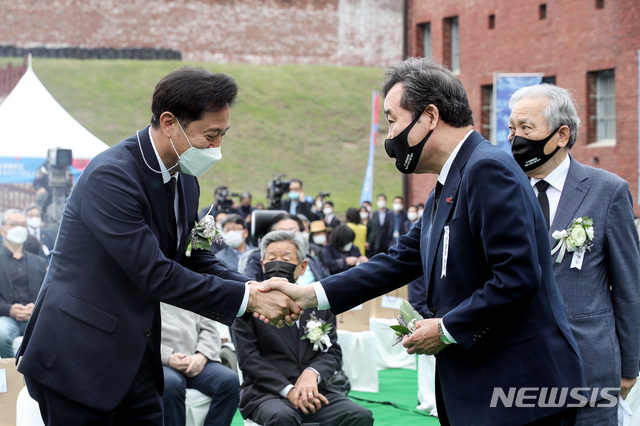 [서울=뉴시스]김병문 기자 = 이낙연 전 더불어민주당 대표와 오세훈 서울시장이 18일 오전 서울 서대문형무소역사관에서 열린 '5·18 민주화운동 제41주년 서울기념식'에서 악수를 나누고 있다. 2021.05.18. dadazon@newsis.com