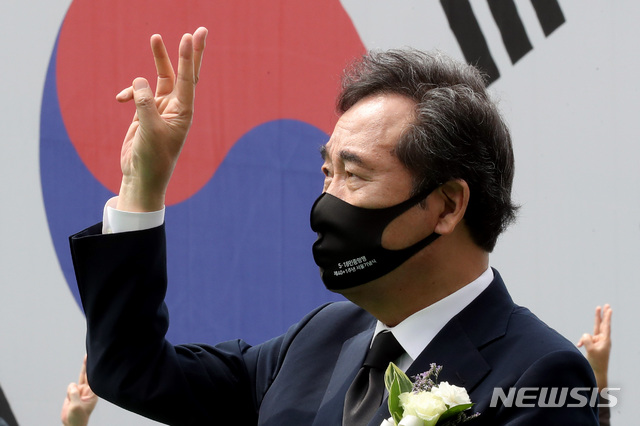 [서울=뉴시스]김병문 기자 = 이낙연 전 더불어민주당 대표가 18일 오전 서울 서대문형무소역사관에서 열린 '5·18 민주화운동 제41주년 서울기념식'에서 세손가락 경례를 하고 있다. 2021.05.18. dadazon@newsis.com