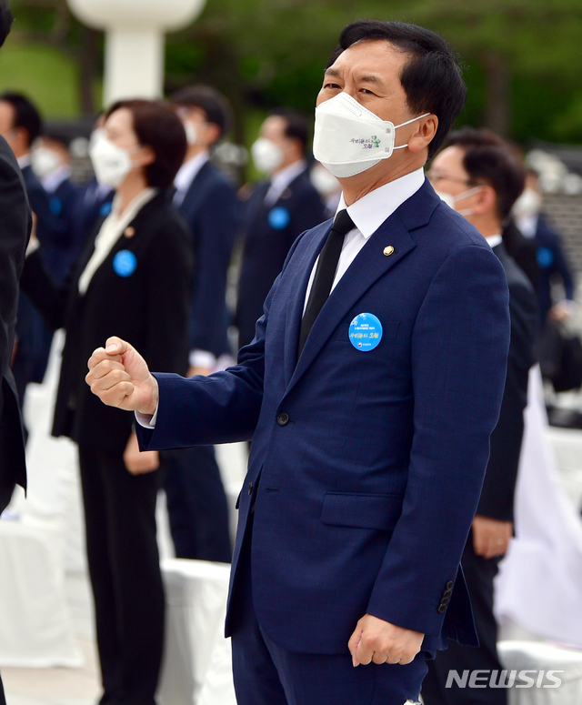 [광주=뉴시스]류형근 기자 = 18일 오전 광주 북구 운정동 국립5·18민주묘지에서 '우리들의 오월'을 주제로 41주기 기념식이 열린 가운데 김기현 국민의힘 당 대표 권한대행 겸 원내대표가 '임을 위한 행진곡'을 제창하고 있다. 2021.05.18. hgryu77@newsis.com