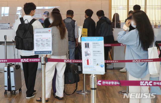 [서울=뉴시스]배훈식 기자 = 지난 5월18일 오후 김포국제공항 국내선 청사에서 여행객들이 탑승수속을 밟고 있다. 2021.05.18. dahora83@newsis.com