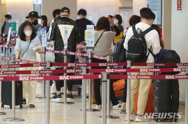 [서울=뉴시스]배훈식 기자 = 부처님 오신날을 하루 앞둔 18일 오후 김포국제공항 국내선 청사에서 여행객들이 탑승수속을 밟고 있다. 2021.05.18. dahora83@newsis.com