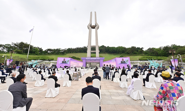 [광주=뉴시스]광주·전남사진기자단 = 18일 오전 광주 북구 운정동 국립5·18민주묘지에서 '우리들의 오월'을 주제로 5·18민주화운동 41주기 기념식이 열리고 있다. 2021.05.18. photo@newsis.com