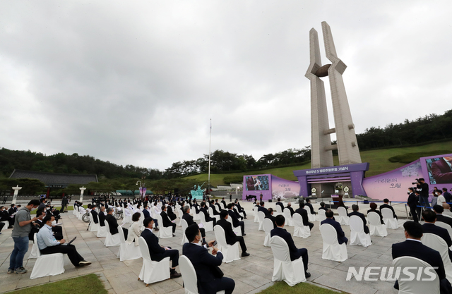 [광주=뉴시스] 광주·전남사진기자단 = 18일 오전 광주 북구 운정동 국립5·18민주묘지에서 '우리들의 오월'을 주제로 5·18민주화운동 41주기 기념식이 열리고 있다. 2021.05.18. photo@newsis.com