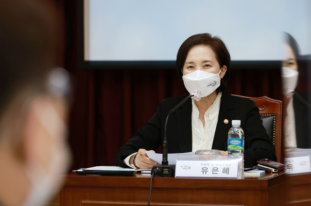 [서울=뉴시스]조성우 기자 = 유은혜 부총리 겸 교육부 장관이 18일 오후 광주 서구 서부교원치유지원센터에서 열린 교원의 교육활동 보호 강화를 위한 현장 간담회에서 모두발언을 하고 있다. (사진=교육부 제공) 2021.05.18. photo@newsis.com *재판매 및 DB 금지