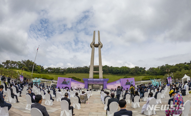 [광주=뉴시스] 류형근 기자 = 18일 오전 광주 북구 운정동 국립5·18민주묘지에서 '우리들의 오월'을 주제로 5·18민주화운동 41주기 기념식이 열리고 있다. 2021.05.18. hgryu77@newsis.com