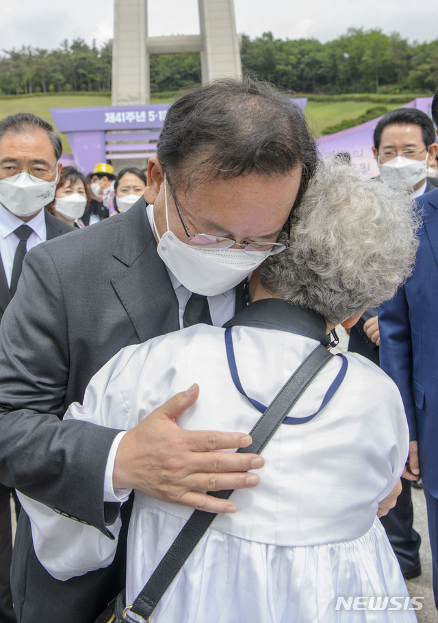 [광주=뉴시스] 류형근 기자 = 18일 오전 광주 북구 운정동 국립5·18민주묘지에서 '우리들의 오월'을 주제로 5·18민주화운동 41주기 기념식이 열린 가운데 김부겸 국무총리가 오월 열사의 어머니를 안아주고 있다. 20201.05.18. hgryu77@newsis.com