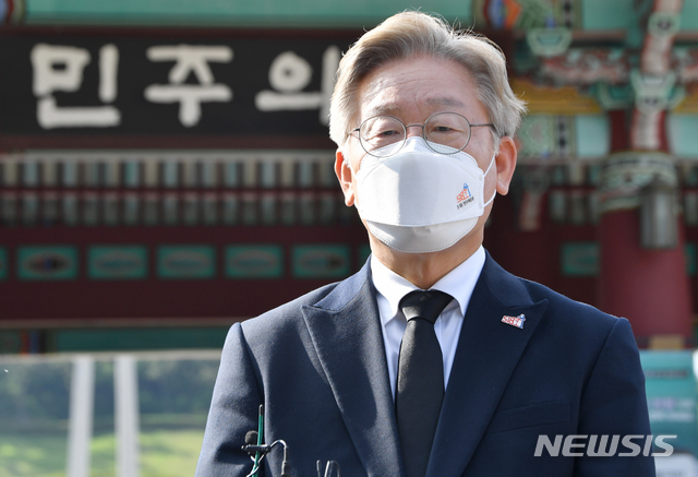 [광주=뉴시스] 변재훈 기자 = 더불어민주당 대권 주자인 이재명 경기도지사가 5·18민주화운동 41주기를 맞아 18일 오후 광주 북구 운정동 국립 5·18민주묘지를 참배한 뒤 취재진 질문에 답하고 있다. 2021.05.18. wisdom21@newsis.com