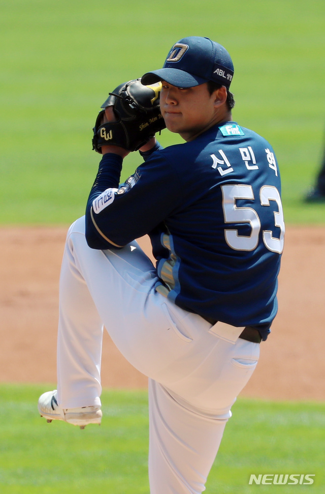 [서울=뉴시스]고승민 기자 = 19일 서울 잠실야구장에서 열린 2021 KBO 리그 NC 다이노스 대 LG 트윈스 경기, 1회말 엘지 공격 NC 선발투수 신민혁이 역투하고 있다. 2021.05.19. kkssmm99@newsis.com 