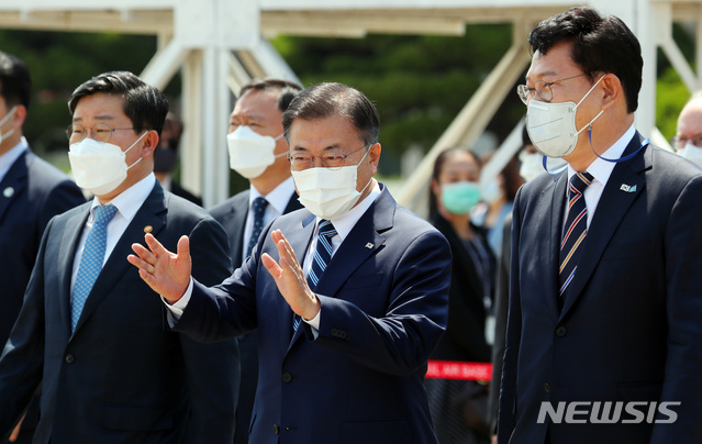 [성남=뉴시스]추상철 기자 = 문재인 대통령이 19일 오후 경기 성남시 서울공항에서 한미 정상회담 참석차 출국하기 위해 송영길 더불어민주당 대표, 전해철 행정안전부 장관 등과 함께 전용기로 이동하며 이야기를 나누고 있다. 2021.05.19. scchoo@newsis.com