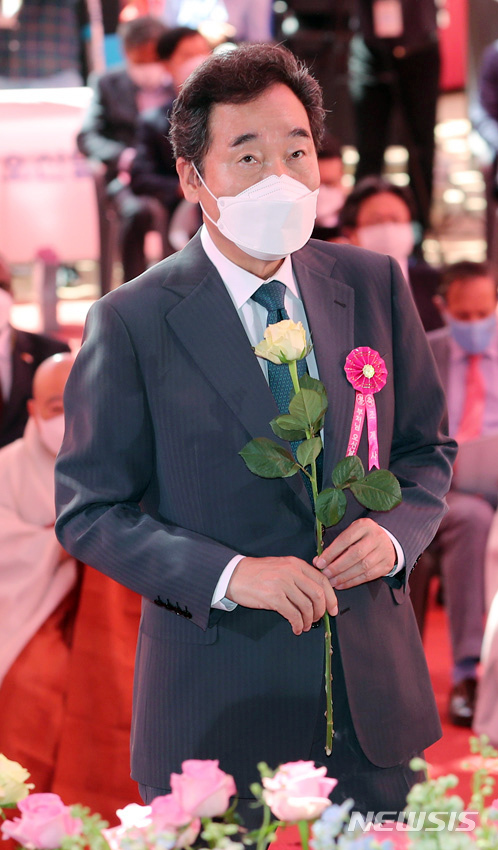 [서울=뉴시스]최동준 기자 = 더불어민주당 이낙연 의원이 19일 서울 종로구 조계사에서 열린 불기 2565년 부처님 오신 날 봉축법요식에서 헌화하고 있다. (공동취재사진) 2021.05.19. photo@newsis.com