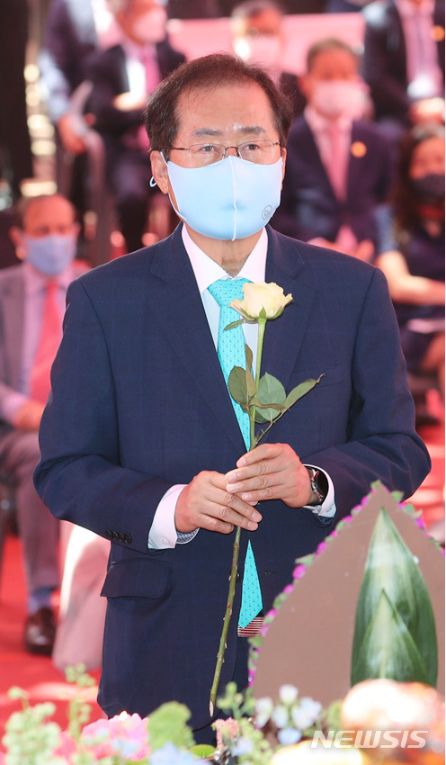 [서울=뉴시스]최동준 기자 = 무소속 홍준표 의원이 19일 서울 종로구 조계사에서 열린 불기 2565년 부처님 오신 날 봉축법요식에서 헌화하고 있다. (공동취재사진) 2021.05.19. photo@newsis.com