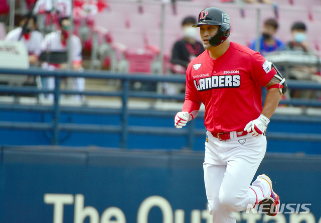 [광주=뉴시스]류형근 기자 = 19일 오후 광주 북구 광주-기아챔피언스필드에서 열린 2021프로야구 KIA 타이거즈 대 SSG 랜더스의 경기, 4회초 2사 1루에서 SSG 6번타자 정의윤이 2점홈런을 친 뒤 운동장을 돌고 있다. 2021.05.19. hgryu77@newsis.com