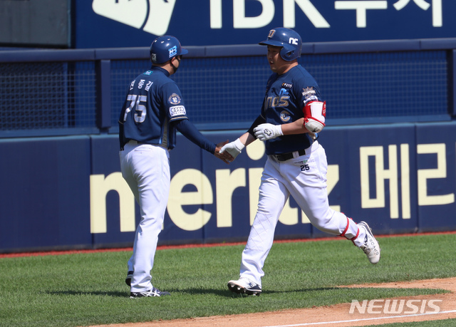 [서울=뉴시스]고승민 기자 = 19일 서울 잠실야구장에서 열린 2021 KBO 리그 NC 다이노스 대 LG 트윈스 경기, 5회초 NC 공격 무사 주자없는 상황 4번타자 양의지가 홈런을 친 뒤 홈으로 향하고 있다. 2021.05.19. kkssmm99@newsis.com